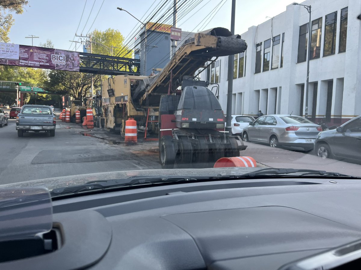 FelipeMMontero's tweet photo. @TlalpanAl @TlalpanVecinos @Gabyosoriohdz ¿Pueden coordinarse con las autoridades o áreas correspondientes para solicitar la reubicación de la maquinaria pesada que lleva varios días bloqueando carriles en Insurgentes Sur, a la altura de Linconsa/Villa Olímpica? https://t.co/YYBTcBMLsJ
