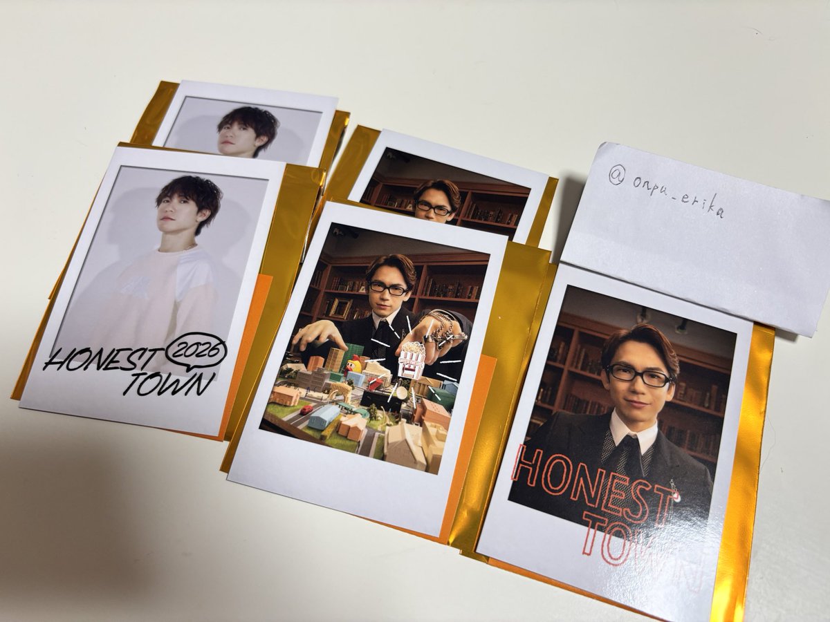 Onpu_erika's tweet photo. #HONESTTOWN 
#NAOTO
【求】
①アクリルパネル　画像の🧡のもの
②フォトカード　画像の🧡のもの
【譲】
①アクリルパネル　写真のもの
②フォトカード　写真のもの

浜松、東京にて交換可能です。
交換してくれる優しい同志の方々…DMにてご連絡お願いします🥺 https://t.co/f4uunp5o1R