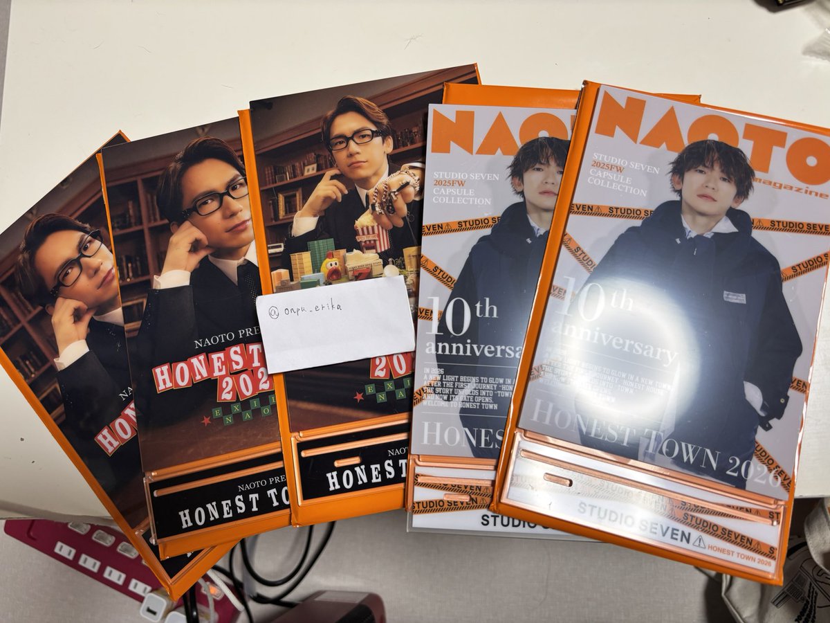 Onpu_erika's tweet photo. #HONESTTOWN 
#NAOTO
【求】
①アクリルパネル　画像の🧡のもの
②フォトカード　画像の🧡のもの
【譲】
①アクリルパネル　写真のもの
②フォトカード　写真のもの

浜松、東京にて交換可能です。
交換してくれる優しい同志の方々…DMにてご連絡お願いします🥺 https://t.co/f4uunp5o1R