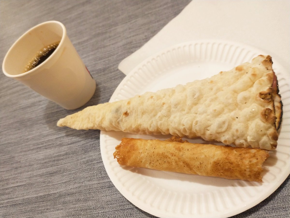 今夜は地域の集会所で、危機的状況になったときのセミナーみたいなのがあって、興味があったから友人夫婦を誘って行って来た💡Göran不在中なので友人夫婦が送迎もしてくれ感謝✨交通事故で道路がストップし、突然講師が来れなくなってしまった為、急遽講師だけオンライン参加😅終了後は皆でフィーカ☕