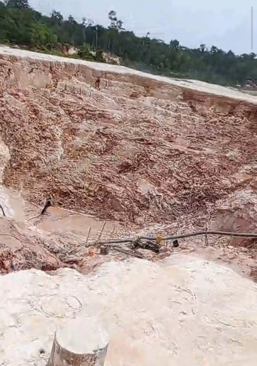 #Atencion #Venezuela 

Mucho reseño la contaminación y pérdida de la capa vegetal que genera la actividad aurífera ilegal a cielo abierto, pero el impacto a la topografía también es muy significativo al #SurDelOrinoco 

#ImpactosAmbientales 
#OroDeSangre