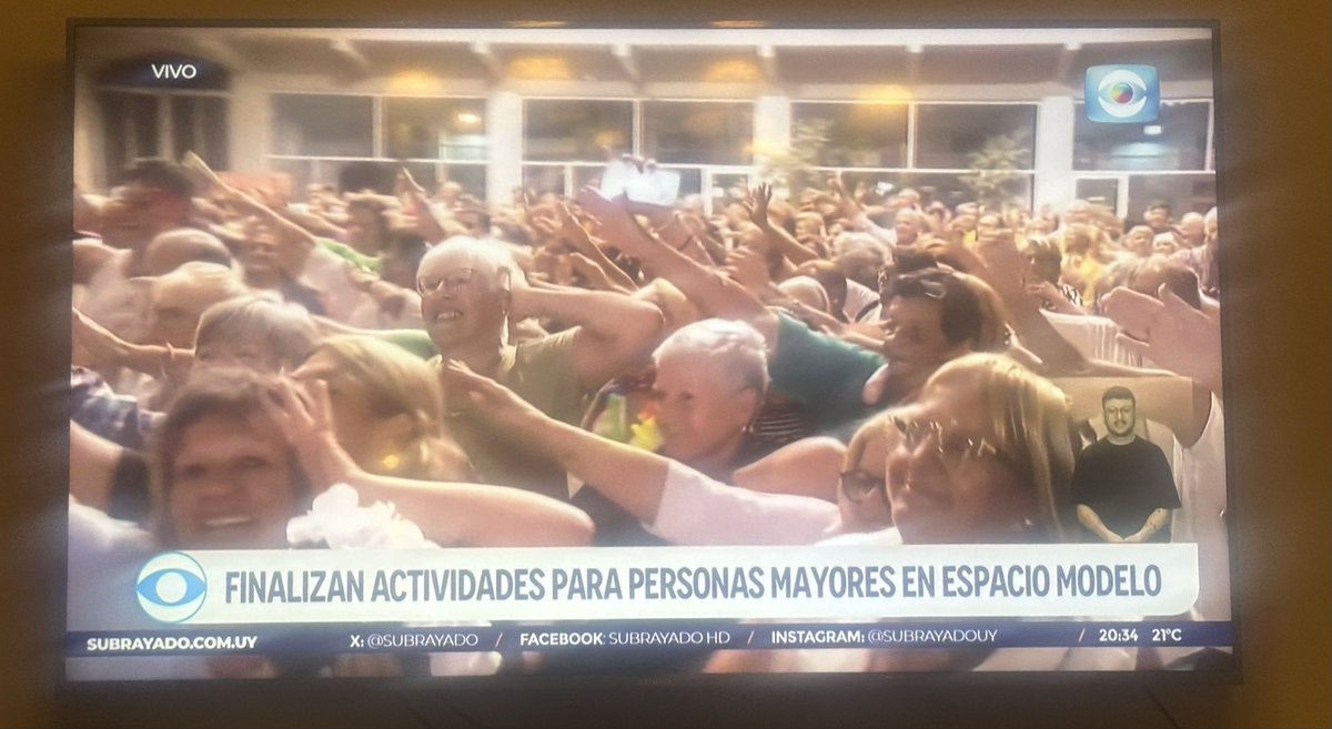 FreddyLago's tweet image. Yo molesto con @DIRECTV por no ver los canales uruguayos y cuando vuelven me topo en @Subrayado con la notera haciendo un especie de karaoke en vivo.
#NSM