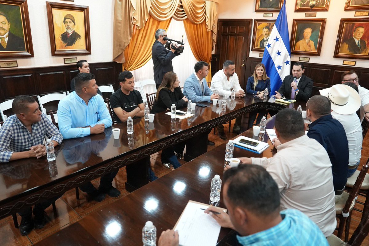 hn_congreso's tweet photo. 🏛️ Reunión Legislativa

El presidente del Congreso Nacional, Tomás Zambrano 👔, junto a la diputada nacionalista Tania Pinto 👩‍💼, sostuvieron un importante encuentro con los alcaldes del departamento de Ocotepeque 🏔️. https://t.co/XvweaEFRcT