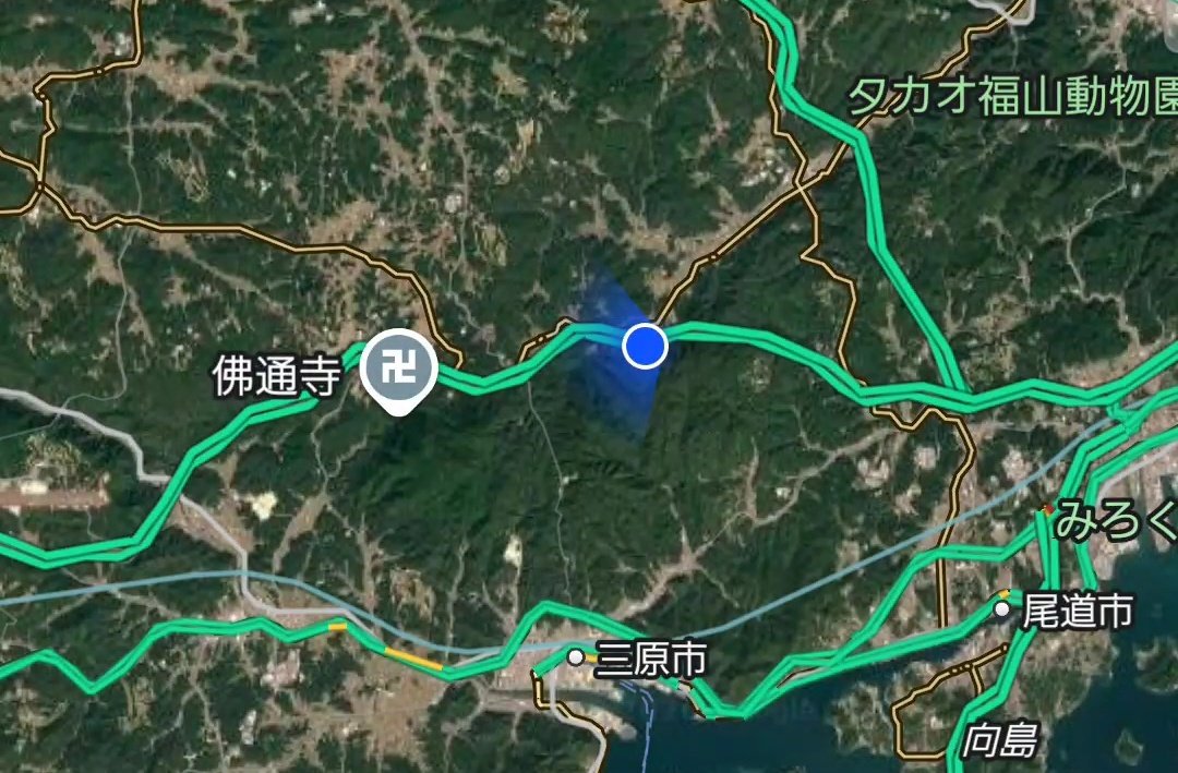 やっと、広島の山間部にて ちょっと休憩☕😃🚬 小腹も空いたし 1本