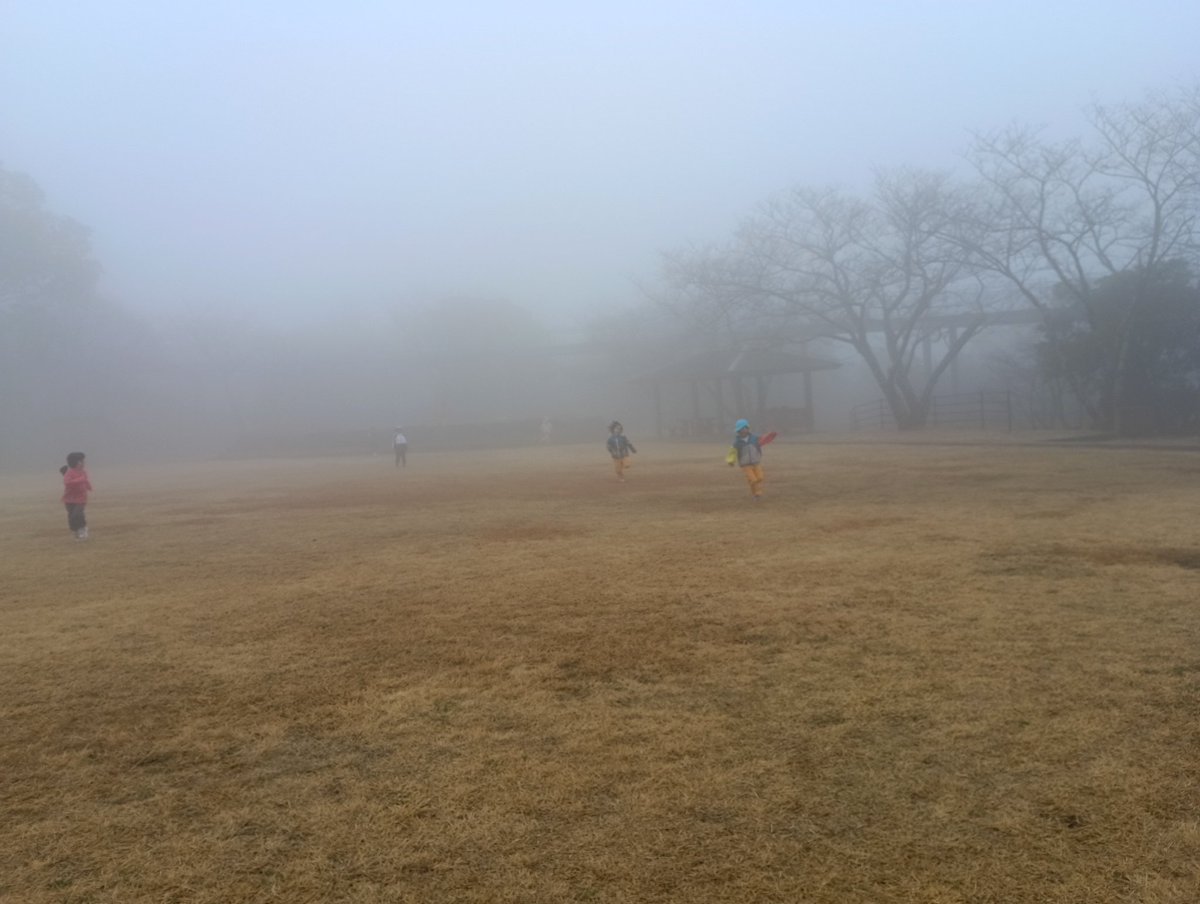 昨日は卒園記念登山イベントで、中尾山に！アカデミアからいつも車で上る道を親子で片道2時間歩きました！たまちゃん途中で泣き出して下山始めた🤣でもみんながいたから見事ゴール！帰りはしりとりしながらあっという間に下山✨寒すぎて頂上ではみんな震えながらお弁当😅笑
いよいよ春から小学生🌸