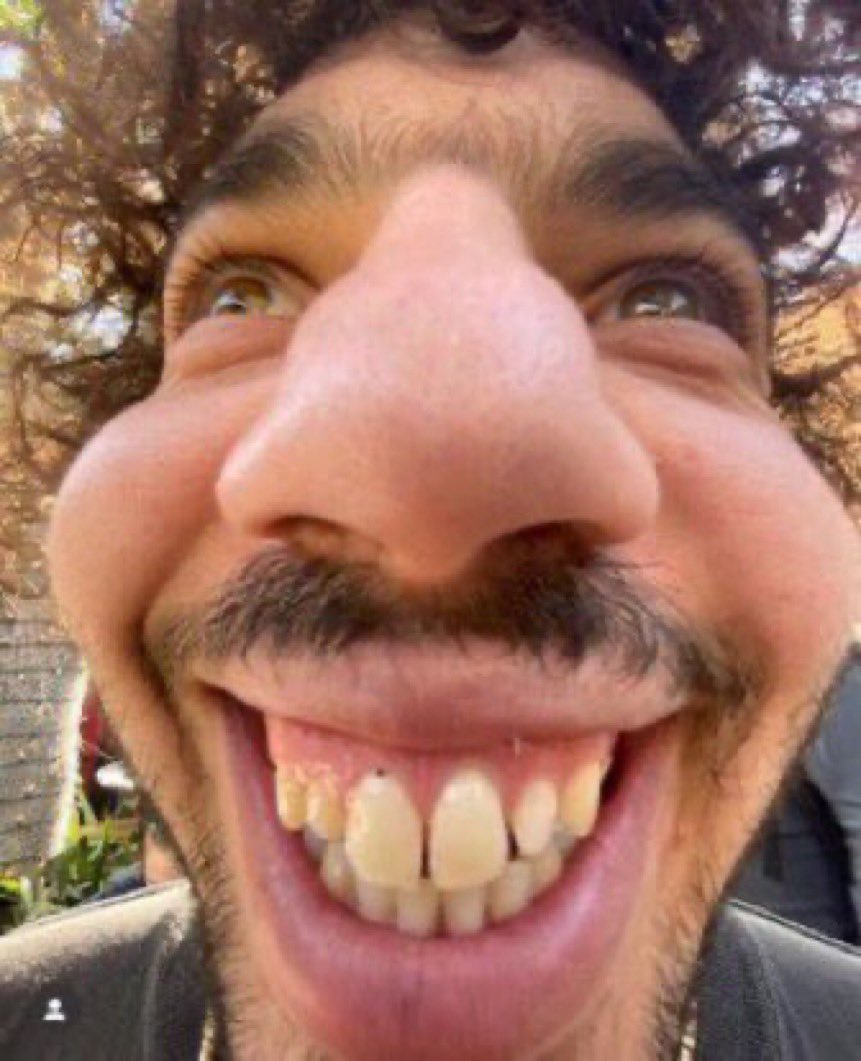 gagahaberyeni's tweet image. Gül gibi Selena Gomez ile evlenen Benny Blanco, sütçü beygirinin nallarına dönen kirli ayaklarıyla gündem oldu.