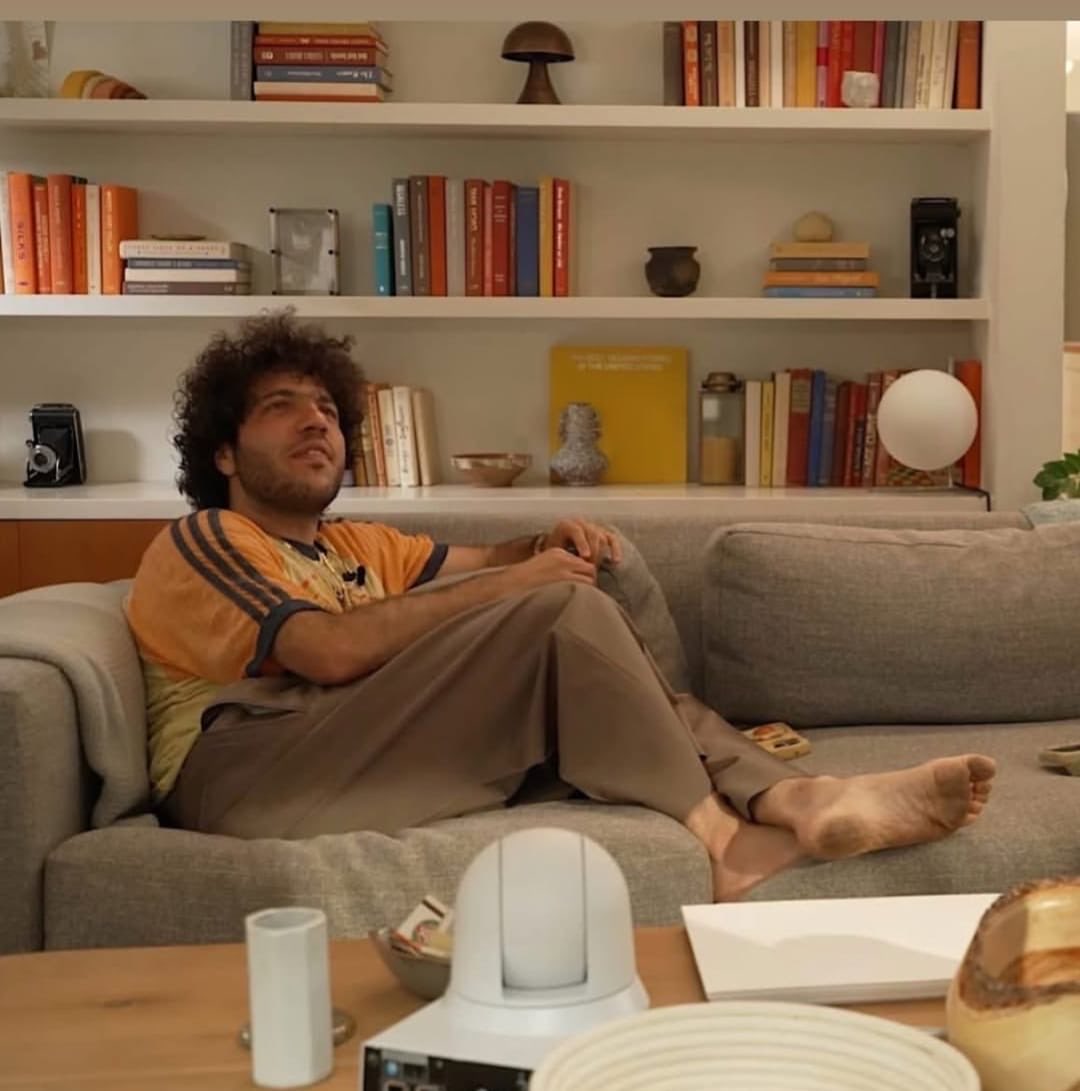 gagahaberyeni's tweet image. Gül gibi Selena Gomez ile evlenen Benny Blanco, sütçü beygirinin nallarına dönen kirli ayaklarıyla gündem oldu.