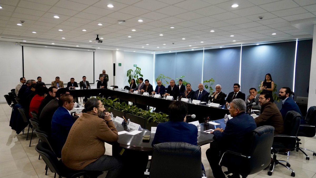 El día de hoy recibí la visita de cortesía del Comité Ejecutivo Nacional de la <a href="/CTM_MX/">CTM Nacional</a> recientemente nombrado. Felicito a su Secretario General <a href="/tereso_medina/">Tereso Medina</a>, seguiremos trabajando por el bienestar de las personas trabajadoras.
