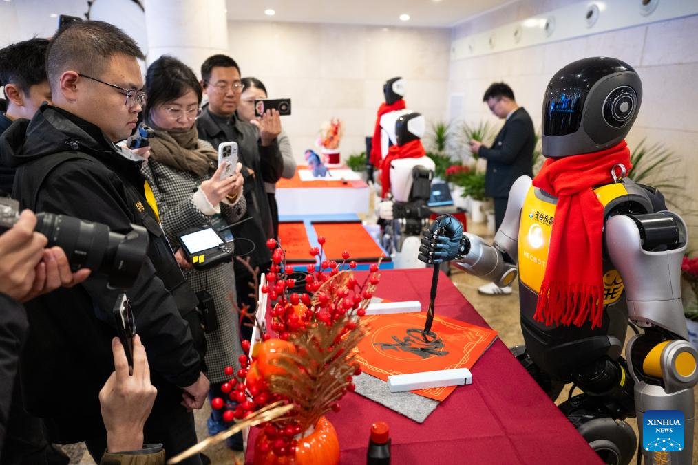 PDOAUS's tweet image. #Humanoid #robots and #eVTOL aircraft debuted in #Wuhan, showcasing Hubei’s tech advances. Robots played football, wrote calligraphy and interacted with visitors, highlighting progress in AI and the low-altitude economy.
en.people.cn/n3/2026/0225/c…