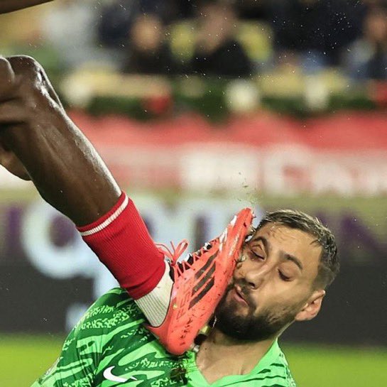 rougeetbleus's tweet photo. aucun carton rouge sur les deux actions, il est là le 2 poids de mesure malhonnête que tu es https://t.co/tieZX0Sy6h