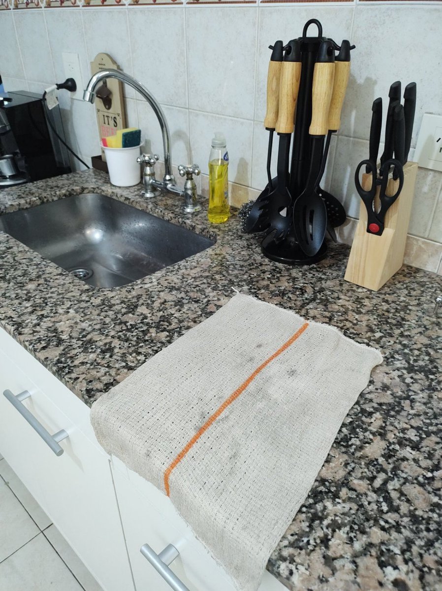 el trapo extendido como señal de una victoria ganada contra el desorden de la cocina