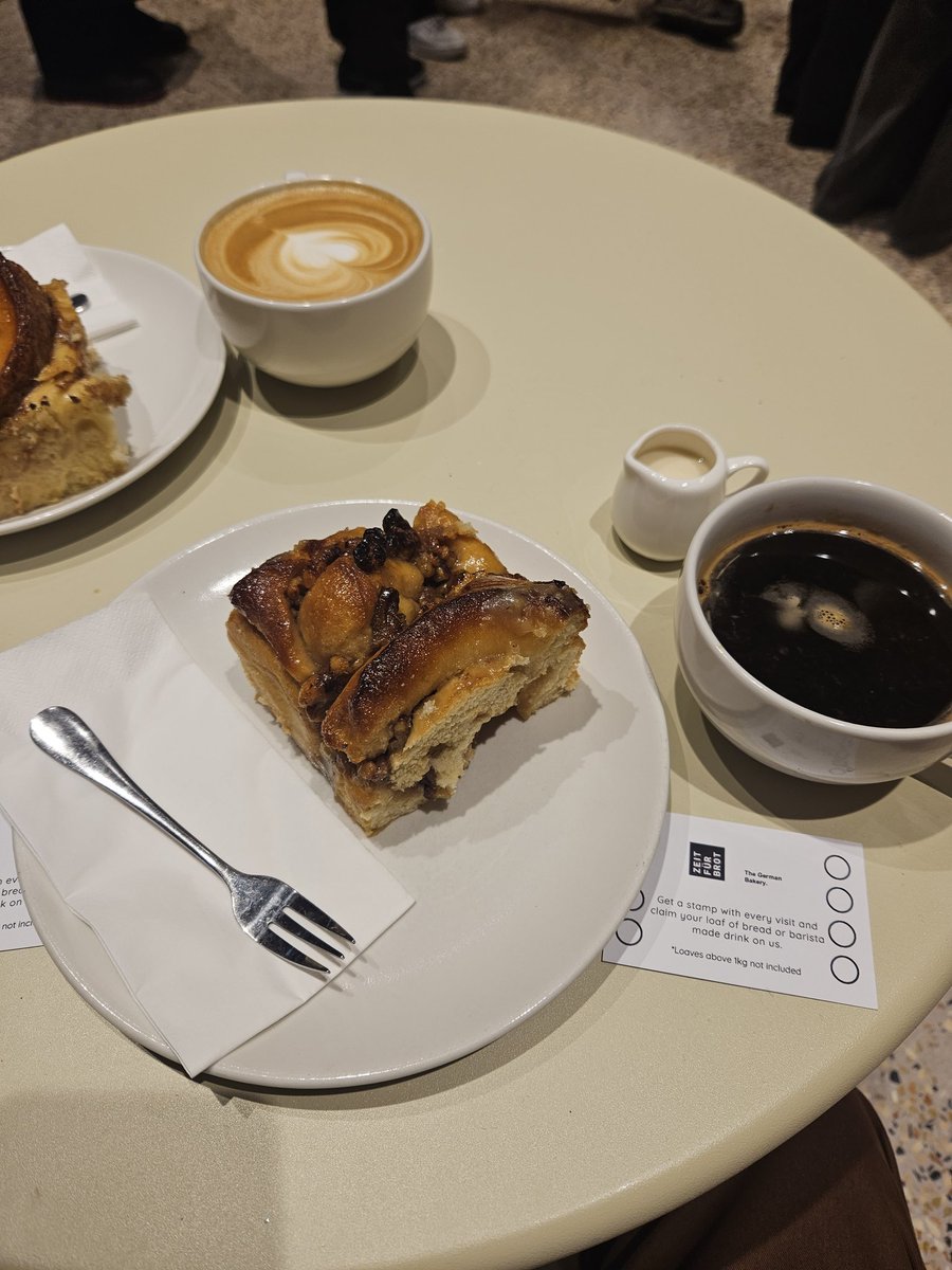 pimpf30's tweet photo. ベルリンのあのベーカリーZeit fur Brotがいつの間にかロンドンにも進出していた…！
ロンドンなのでシナモンバンにフォークは突き刺さっていなかった。 https://t.co/cu65xDU8tu