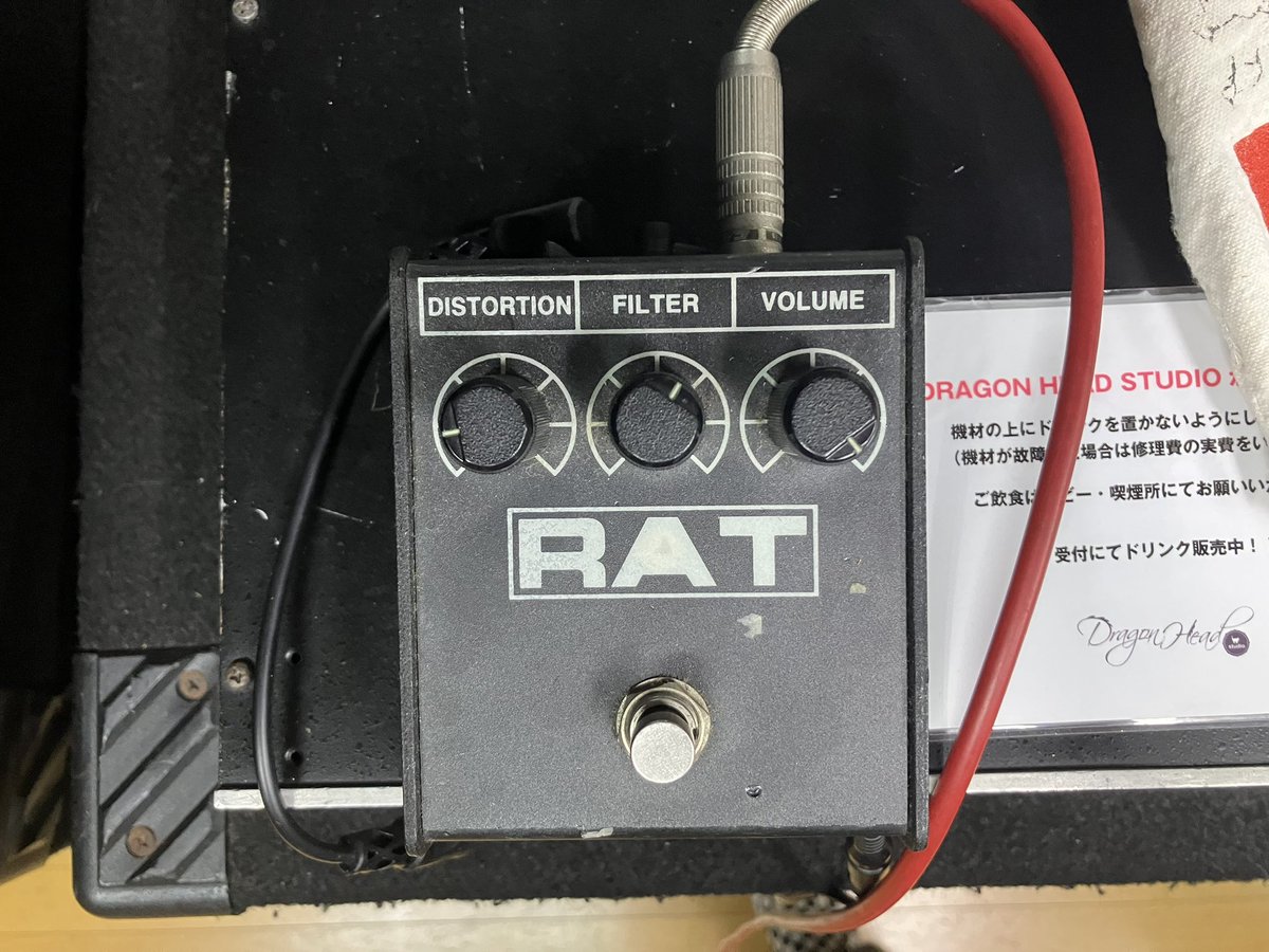 昨日、BASSを爆弾きしてきました‼️😁👊

クラブ系バリの「「ドンシャリ・セッティング」」となっております☘️🎶🎤

エフェクターは全てまるにあげたので家にあったRATをプリアンプみたいに使ってみましたが、コレが結構よろしかったンですヨ…☺️