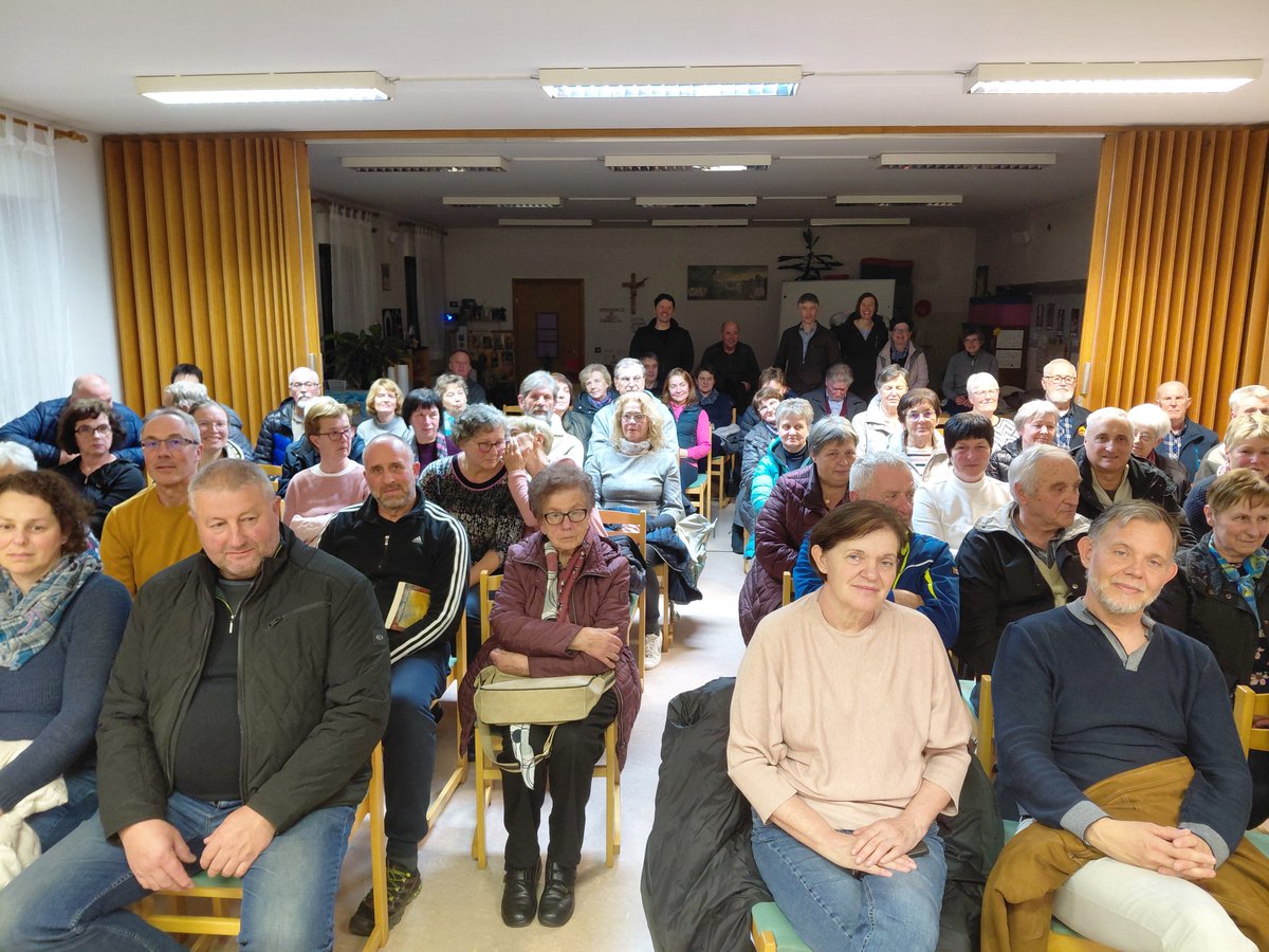 Danes, 25. 2.,  v Tolminu na predstavitvi #Zamolcanastran. Polna dvorana. Hvala župniku #DamjanBajec.