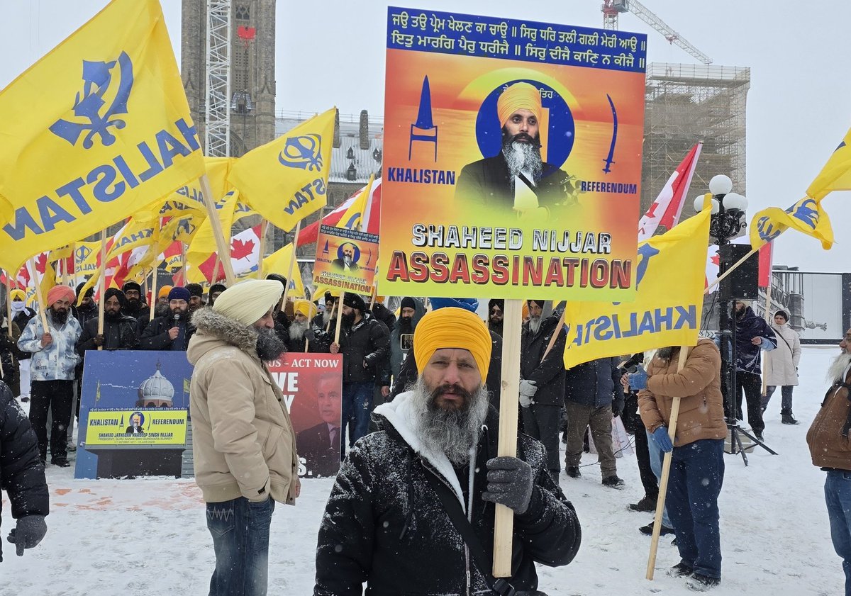 BREAKING: 🚨 🚨 🚨 

Protest erupts and hundreds attend at parliament hill ahead of Prime Minister Carneys visit to India. 

Canadians deserve transparency, accountability and justice for Hardeep Singh Nijjar. 

Remove Mark Carney or be removed by voters — placards seen at a