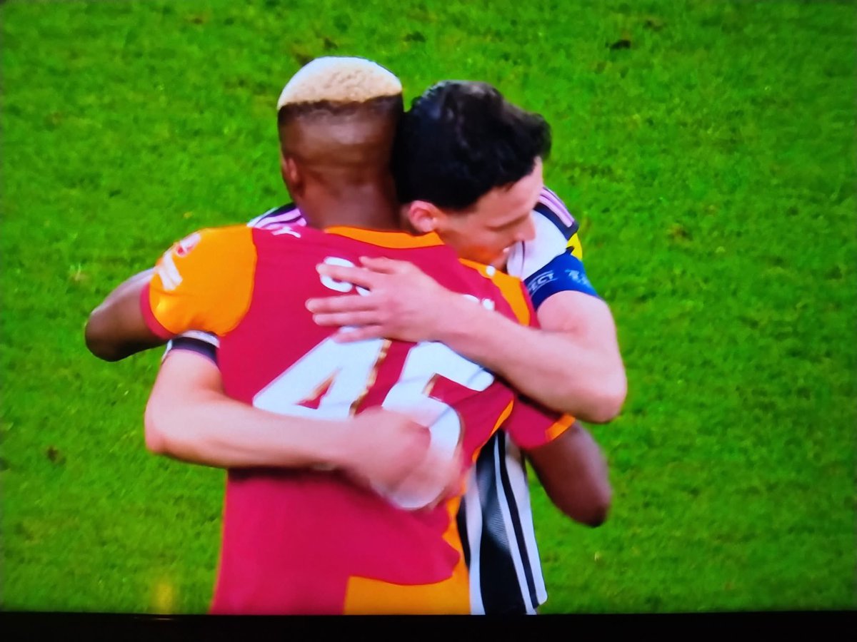 #Gatti e #Osimhen.
 Una partita passata a spinte, duelli, contrasti e scontri verbali. Poi, dopo 120 minuti, un abbraccio sincero e complimenti reciproci. Calcio vero, altro che le simulazioni… #JuventusGalatasaray