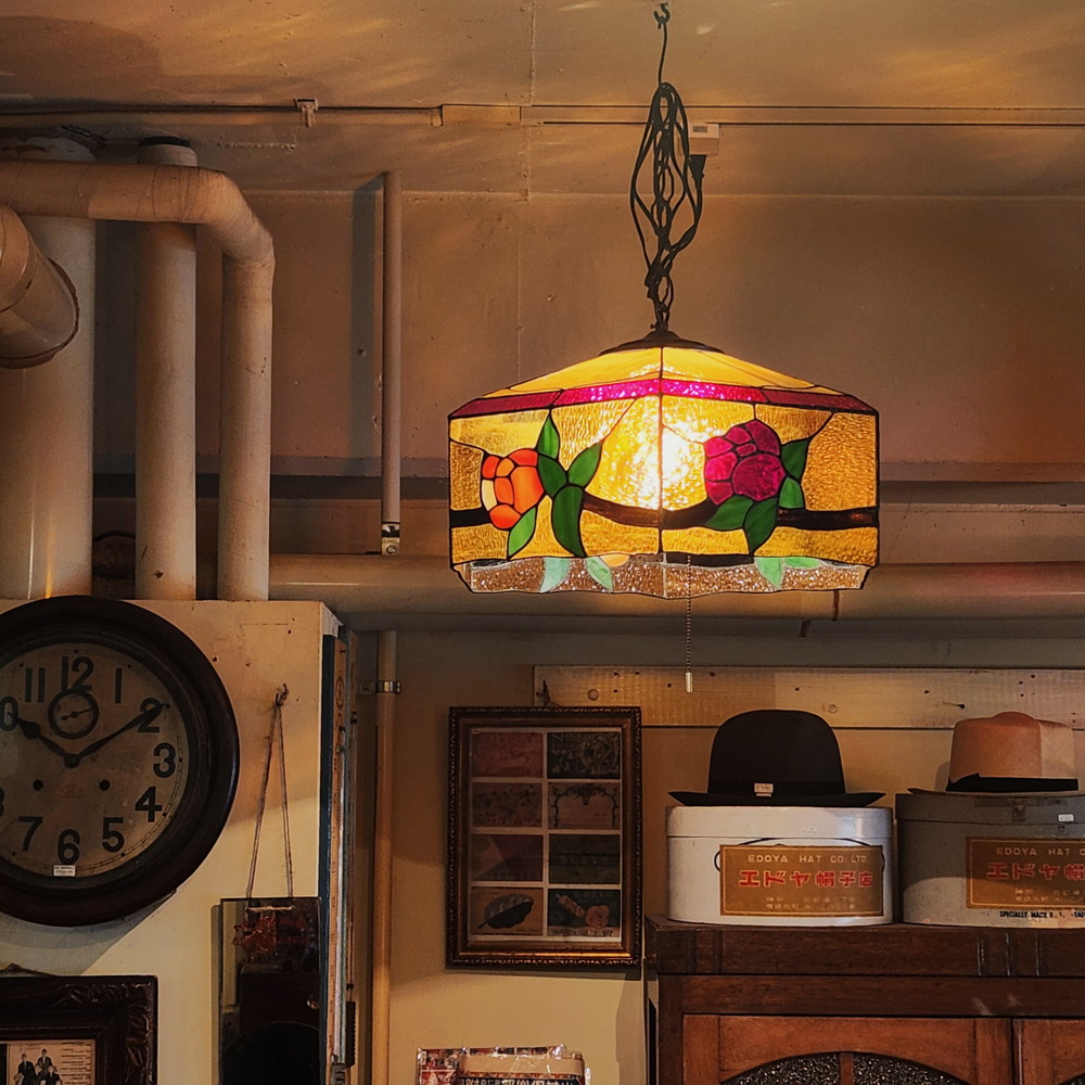 レトロな花柄のステンドグラス調ペンダントライト。 アンバー色に