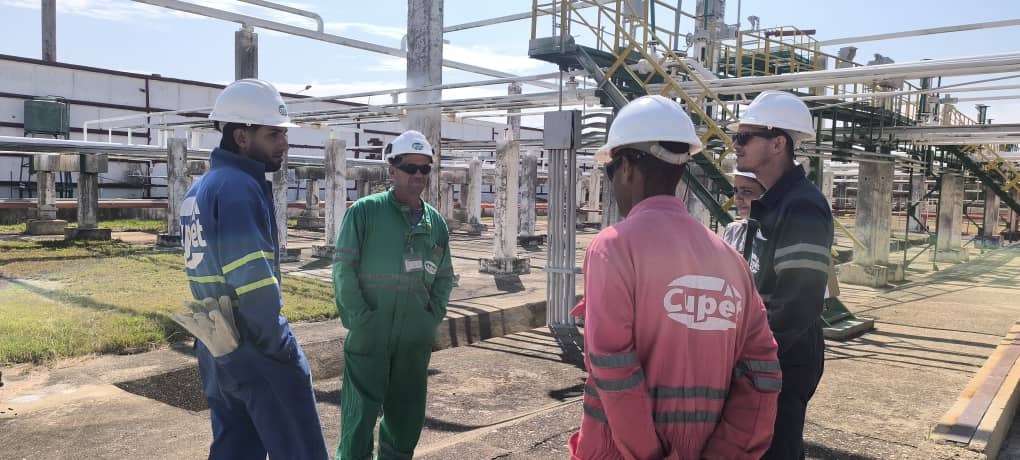 Evaluados cuatro operarios del Llenadero de cilindros en la Base de Almacenamiento de GLP de <a href="/RefineraCienfu1/">Refinería Cienfuegos S.A.</a>. La comisión evaluadora certificó a todos como Operadores B. La superación del personal en áreas críticas fortalece la seguridad y calidad de los procesos.
#CubaSoberana
