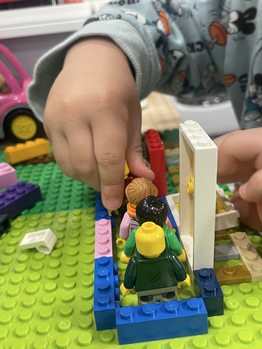 mengataro's tweet photo. ひこうきのじゅんばんまってるひと

3歳児のLEGO遊びが控えめに言って最高すぎる😭💖 https://t.co/L7kw5x9hbs