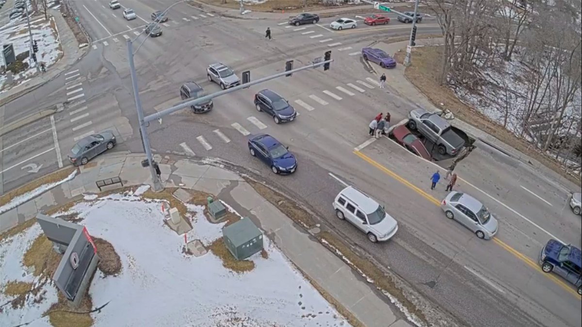 Vehículos caen en socavón tras colapso de calle en Nebraska |
Ver Nota Completa 🡆
 contrasteslanoticia.com.mx/vehiculos-caen…