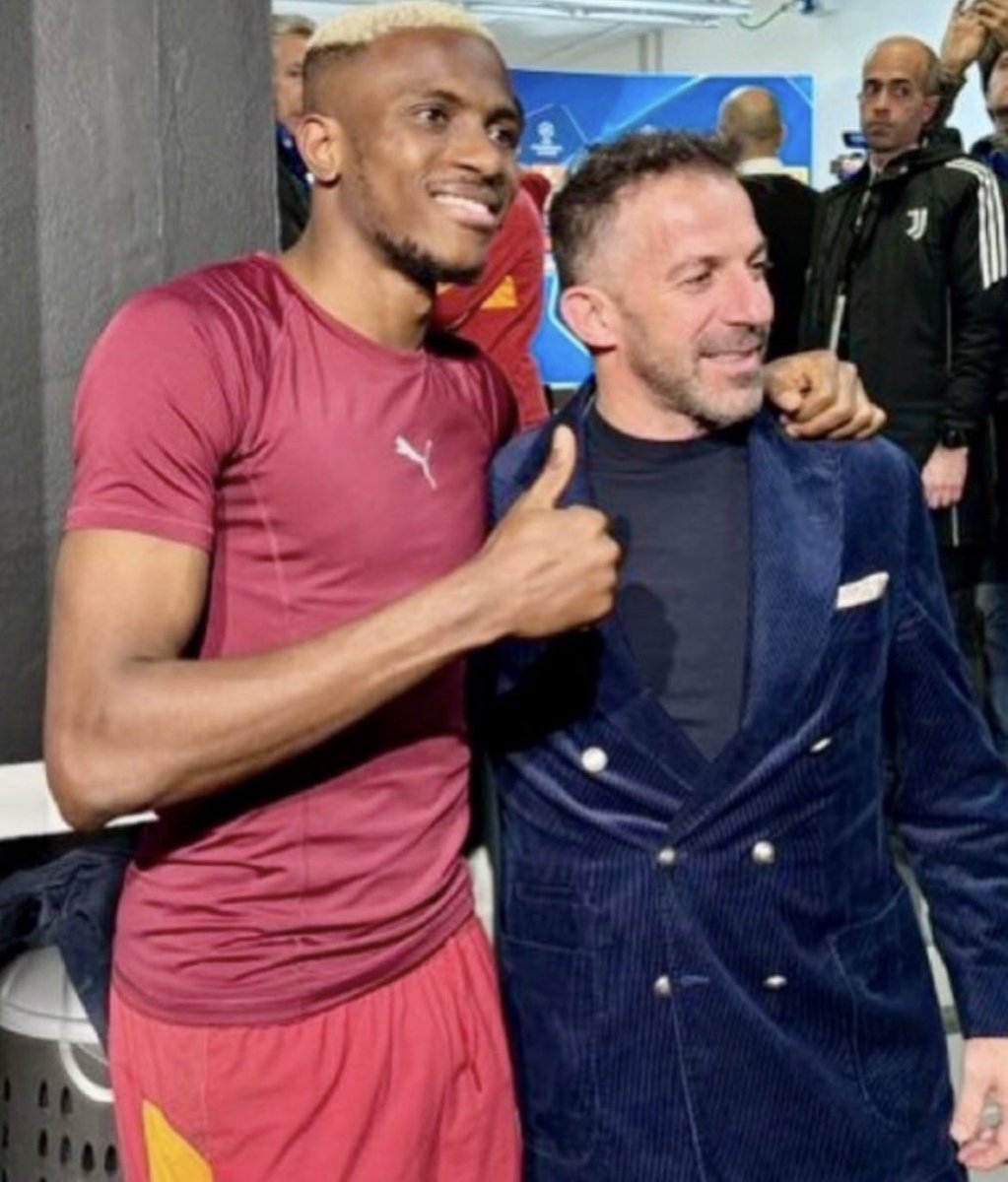 ❤️🇳🇬 Dopo la partita di #ChampionsLeague tra #Juventus e #Galatasaray, Victor #Osimhen ha voluto farsi una foto con la leggenda bianconera Alessandro #DelPiero, uno dei suoi idoli nel calcio.

📲 via <a href="/NicoSchira/">Nicolò Schira</a> 

🇪🇺 #JuveGalatasaray