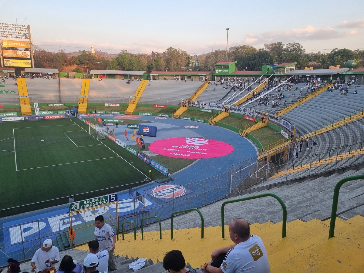 #LNFG 🏟: Ya estamos en el estadio Cementos Progreso, para el Clásico 336, entre los cremas del Comunicaciones FC y los rojos del CSD Municipal.