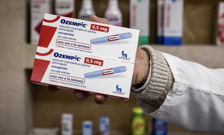 golddenlrdb's tweet photo. @iFokYiu Truco:Ozempic (semaglutida) es un medicamento inyectable semanal aprobado para mejorar el control glucémico en adultos con diabetes tipo 2, junto a dieta y ejercicio. Reduce el azúcar en sangre, disminuye el riesgo de (infartos) y provoca pérdida de peso al aumentar la saciedad. https://t.co/vYVnpdMd5L