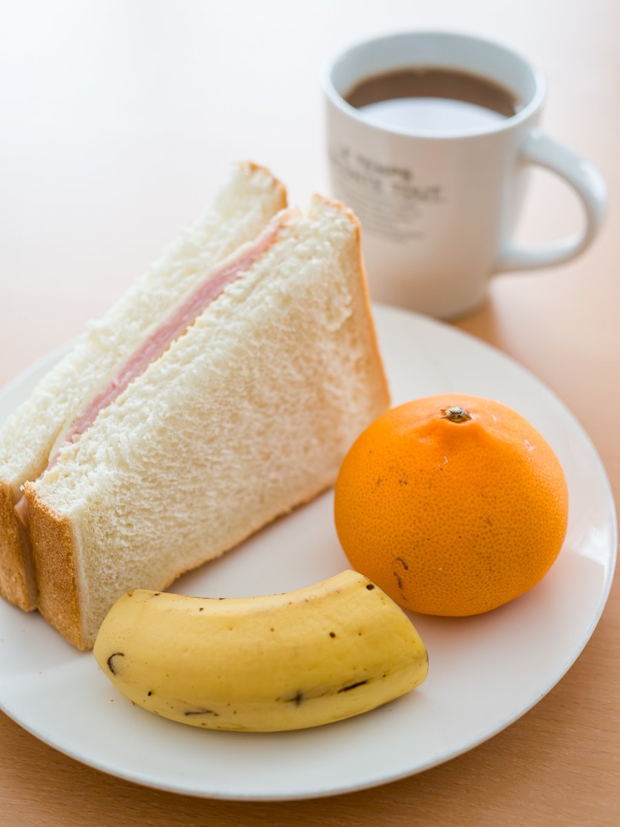 おはようございます。 今朝はハム＆チーズのサンドと、バナナ、みかん