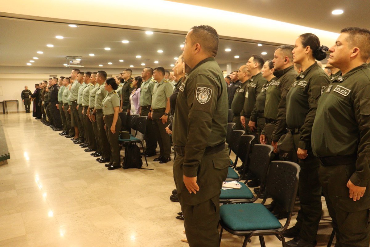 PoliciaCucuta's tweet image. #DiosYPatria | ✨🫱🏼‍🫲🏻Hoy, en la relación general, rendimos homenaje al carácter, la entrega y la disciplina de nuestros hombres y mujeres policías.

Gracias por portar el uniforme con honor. La misión continúa. 👮🏻‍♂️👮🏻‍♀️

#Seguridad #Dignidad #Democracia
