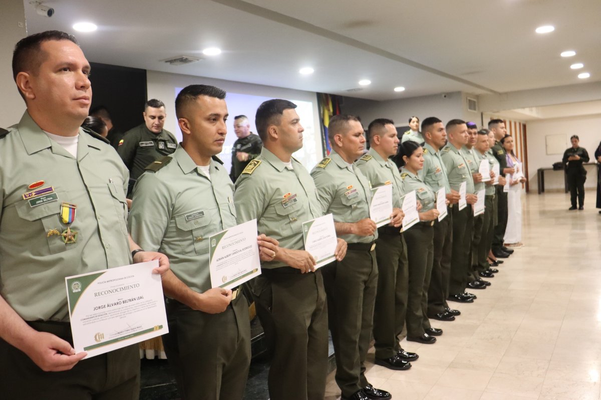 PoliciaCucuta's tweet image. #DiosYPatria | ✨🫱🏼‍🫲🏻Hoy, en la relación general, rendimos homenaje al carácter, la entrega y la disciplina de nuestros hombres y mujeres policías.

Gracias por portar el uniforme con honor. La misión continúa. 👮🏻‍♂️👮🏻‍♀️

#Seguridad #Dignidad #Democracia