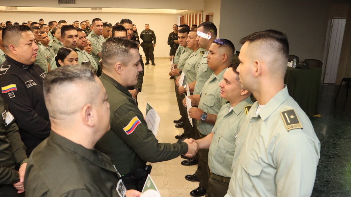 PoliciaCucuta's tweet image. #DiosYPatria | ✨🫱🏼‍🫲🏻Hoy, en la relación general, rendimos homenaje al carácter, la entrega y la disciplina de nuestros hombres y mujeres policías.

Gracias por portar el uniforme con honor. La misión continúa. 👮🏻‍♂️👮🏻‍♀️

#Seguridad #Dignidad #Democracia