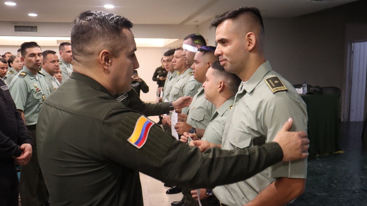 PoliciaCucuta's tweet image. #DiosYPatria | ✨🫱🏼‍🫲🏻Hoy, en la relación general, rendimos homenaje al carácter, la entrega y la disciplina de nuestros hombres y mujeres policías.

Gracias por portar el uniforme con honor. La misión continúa. 👮🏻‍♂️👮🏻‍♀️

#Seguridad #Dignidad #Democracia