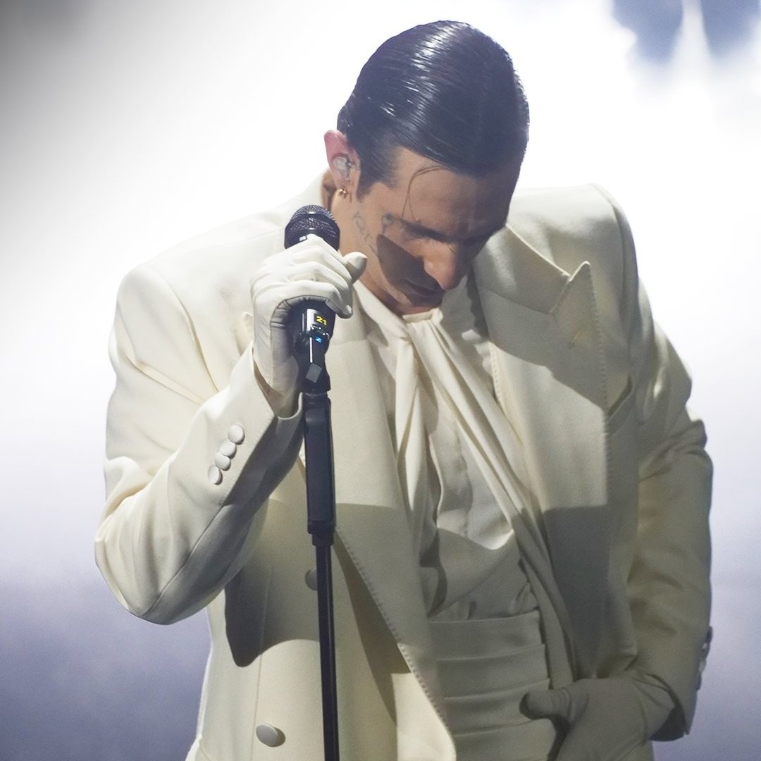 L’eleganza, il fascino, il carisma, il talento, la sensibilità, il genio.
Che artista senza eguali è #AchilleLauro. La fortuna di poter vivere appieno l’estro artistico e soprattutto lo spessore umano di questo ragazzo.
Non è Sanremo senza Lauro. #Sanremo2026