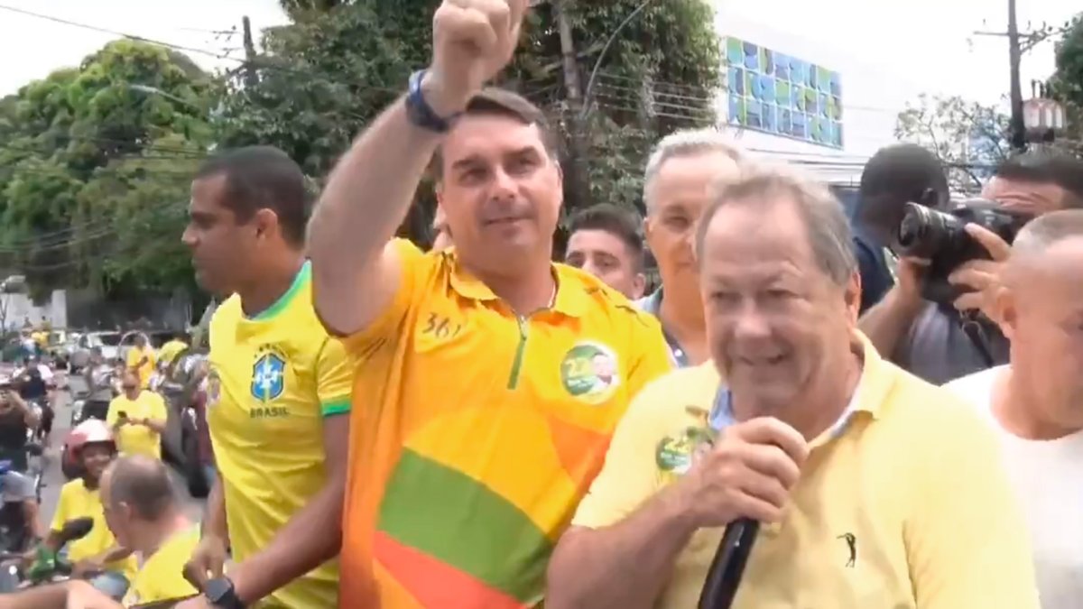 Flávio Bolsonaro, em 2022, num trio elétrico fazendo campanha com os irmãos Brazão, condenados hoje a 76 anos de cadeia por serem os mandantes do assassinato de Marielle e Anderson.