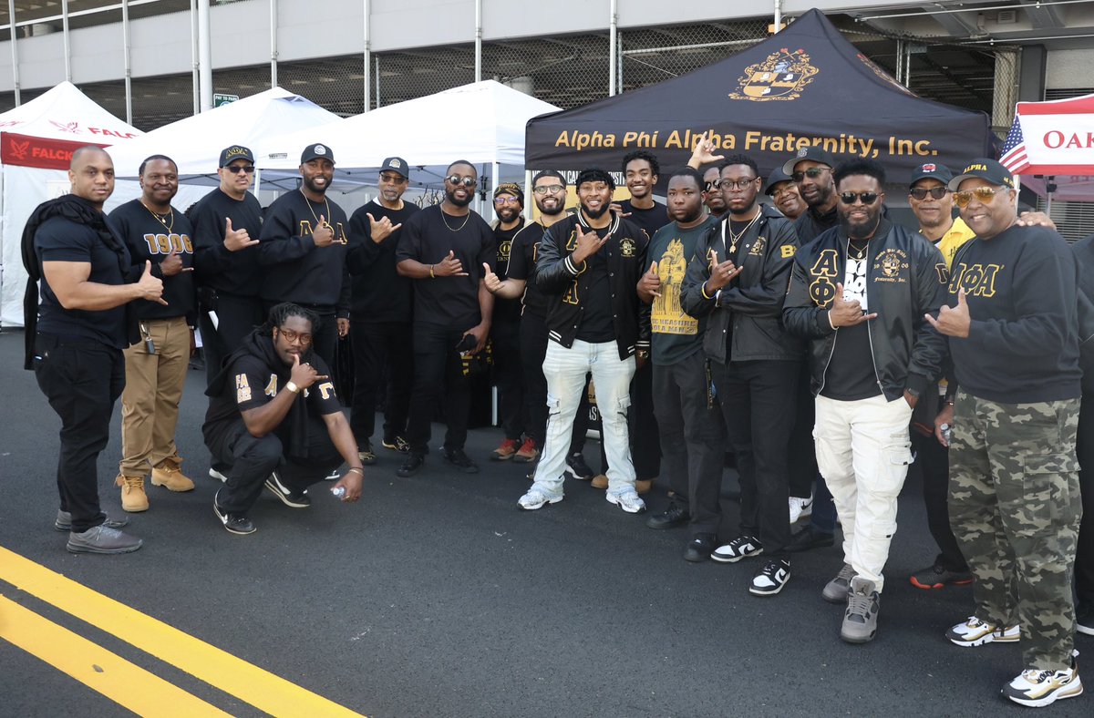 sf_alphas's tweet image. Brothers around the Bay Area and NorCal showed up and showed out at the 2026 Black Joy Parade this past Sunday in Oakland, CA! Spreading joy, unity, and that classic Alpha energy in the The Town! Proud moment! 🤙🏾❄️🤙🏾 #AlphaPhiAlpha #APhiA #AlphaWest #BlackJoyParade #Oakland
