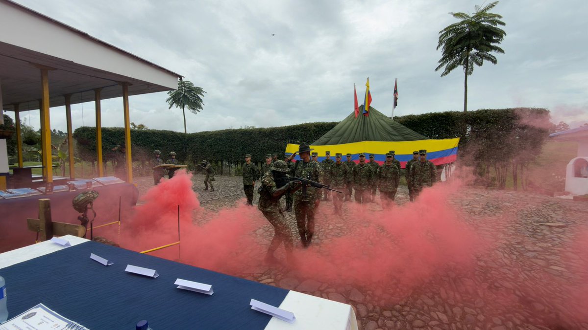Ejercito_Div5's tweet photo. 16 jóvenes dragoneantes, que prestan su servicio militar en las unidades de la #OctavaBrigada, se han destacado por su disciplina, compromiso y vocación militar.

Gracias a estas aptitudes, fueron convocados para el realizar el curso de liderazgo mando en operaciones en el Batallón de Instrucción, Entrenamiento y Reentrenamiento N.°8, donde vivieron su ceremonia de clausura, luego de culminar con éxito, los requisitos exigidos.

#PorNuestrosSoldados