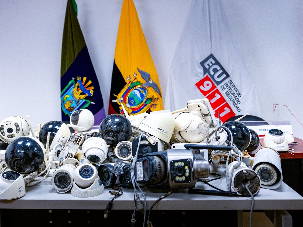 #Salinas | En rueda de prensa, el Director General del #ECU911, <a href="/JCPaladines/">Juan Carlos Paladines</a>, informó que durante los operativos de retiro de cámaras de videovigilancia irregulares en #LaLibertad, se dieron de baja cerca de 60 dispositivos que fueron encontrados en espacios públicos, sin
