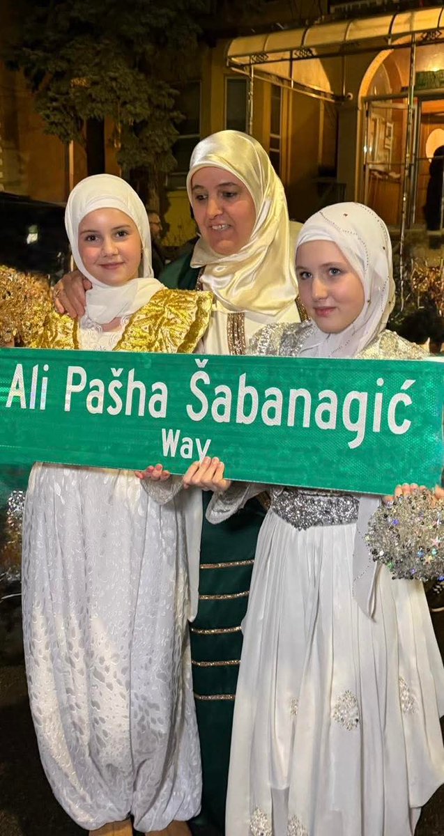 🚨2.Abdülhamid Rusya korkusuyla Karadağ'a %100 müslüman nüfuslu 2 bölgeyi veriyor. Gusinyeli Ali Paşa ben imza dinlemem diyerek rütbelerini çıkarıp dağa çıkıyor ve Karadağlılara karşı savaşıyor. İşte bu kahramanın adına New York'ta bir caddeye onun adı verildi. Bu ayıp bize yeter