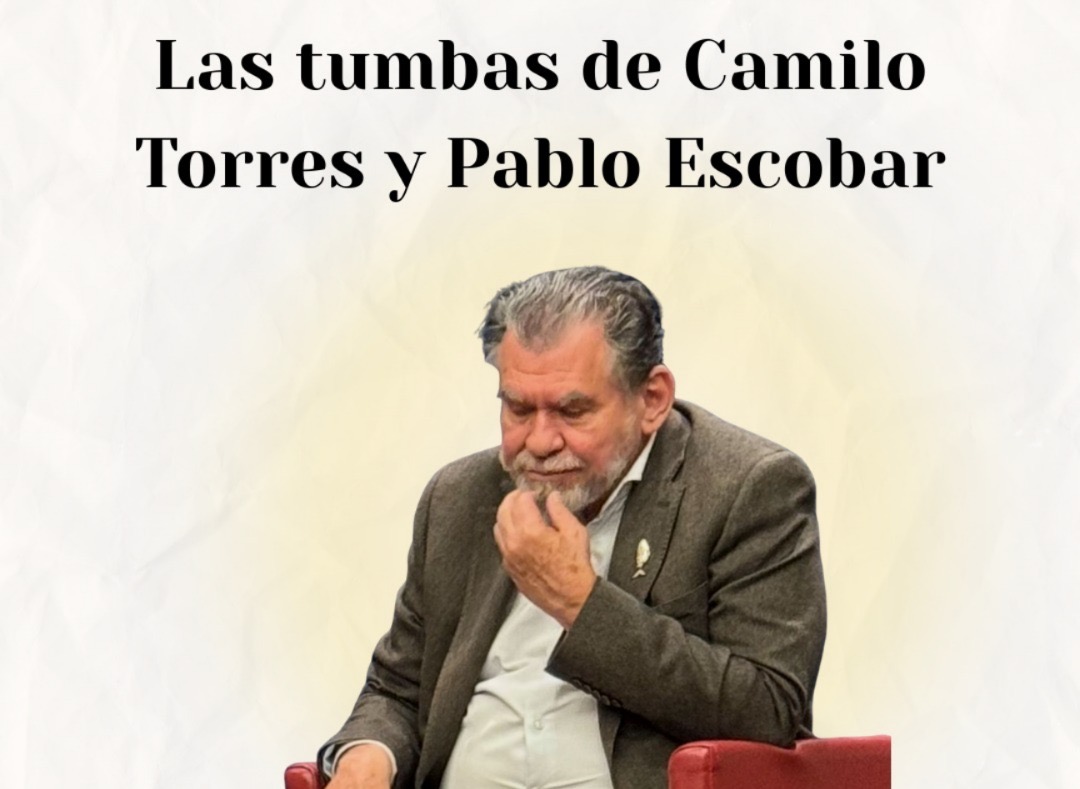 LeonVaLenciaA's tweet photo. En Colombia hubo una tumba visitada con flores… y otra escondida por miedo a sus ideales.

Las tumbas de Camilo Torres y Pablo Escobar

Columna completa 👇🏼

Hay imágenes que le arañan a uno el corazón. La urna con los restos del padre Camilo Torres hizo saltar mi memoria por los tiempos de mi agitada juventud, por las montañas que trasegué en los años de guerra, por los días en que buscaba angustiosamente la paz; y, por la tristeza que significaba, en cada aniversario de su muerte, preguntar por su cadáver, interrogar a la historia por su destino. 

Este domingo 15 de febrero, mientras escuchaba a los investigadores de la Unidad de Búsqueda de Personas Desaparecidas, contar paso a paso lo que había sido el camino para llegar a los restos óseos de Camilo, volví a recrear la indignación que en algún momento me produjo comparar lo que había ocurrido con el cadáver de Pablo Escobar y el cadáver de Camilo Torres. 

Fue en el cementerio Jardines Montesacro, en Itagüí. Presenciaba una mañana la peregrinación hacia la tumba del narcotraficante Pablo Escobar Gaviria y sentí un enorme malestar, una extraña perturbación. Me acordé de la multitud que había acompañado su entierro en diciembre de 1993. Había visto las imágenes en la televisión, en Paris, cuando buscaba apoyo para el proceso de paz de la Corriente de Renovación Socialista, una fracción del ELN, que se había atrevido a silenciar los fusiles para oír las voces que buscaban la reconciliación del país. 

Había ido a acompañar a un amigo que le llevaba flores a su madre. Mi amigo me dijo, sin asomo de sorpresa, esa larga fila que ves camina hacia la tumba de Escobar, siempre es así; y a mí, no sé porque capricho de la memoria, me golpeó la soledad de Camilo y las lágrimas de su madre implorando que le entregaran a su hijo. 

Los militares, en cabeza del general Álvaro Valencia Tovar, habían enterrado apresuradamente a Camilo en Patio Cemento, zona rural de San Vicente de Chucuri, Santander, junto a otros guerrilleros muertos en el mismo combate. Años después lo desenterraron y lo trasladaron secretamente al cementerio de Bucaramanga. Se robaron el cadáver para impedir que su tumba se volviera lugar de culto, un recuerdo que agitara las banderas de la justicia social, de la indiscutible nobleza, del probado heroísmo, del compromiso con los pobres, con los olvidados, con los nunca redimidos. 

En jardines de Montesacro mi memoria recreó el contraste entre las dos tumbas. La de un hombre, sacrificado en el altar de los ideales, perdida en las entrañas de una oscura selva o escondida en un cementerio olvidado; y la del más ambicioso genio del mal, visitada y aplaudida en el corazón de una ciudad. ¡Qué retrato tan triste de mi país!

La niebla del azaroso conflicto que ha vivido nuestra patria quizás no permita ver con claridad el abismo entre estos dos hombres. Nuestra guerra, en un terrible juego de espejos -para utilizar la metáfora de Carl Schmitt- terminó igualando por lo bajo a muchos de los protagonistas del conflicto. El narcotráfico fue un ingrediente que tejió ese parecido. Pero ni eso, ni la atrocidad que al paso de los años cubrió nuestra confrontación armada; ni el abandono de los mínimos humanitarios; ni el olvido de barreras éticas infranqueables; tocaron a Camilo; fueron, en cambio, el oscuro pozo donde bebió Escobar. 

Camilo brindó su ilustrada inteligencia para formar una generación de jóvenes en la principal universidad del país, creando la carrera de la sociología; para desatar la teología de la liberación en el seno de la iglesia católica de América Latina, la corriente más noble y la más humanista en el seno de una iglesia que por siglos había debatido sobre su misión en estas tierras tan lejos de dios y tan cerca de Estados Unidos, como bien lo dijo Simón Bolívar. 

Se equivocó Camilo con su vinculación a la guerrilla; se equivocó al imponer su voluntad de ir al combate donde murió mucho antes de cumplir los dos meses de andar por las montañas y cuando apenas empezaba a conocer las armas. Pero estos dos errores, cometidos antes de perder la inocencia, antes de manchar sus manos con la sangre de los contrincantes, lo convirtieron en un héroe, quizás en el único héroe después de las mujeres y los hombres que lideraron la independencia del yugo español. 

La brutalidad de Escobar recorrió las calles del país. La desmesura de su desafió le alcanzó para envilecer a miles de jóvenes en la orgullosa Medellín, una ciudad que apenas despertaba del largo sueño de aldea feliz; le alcanzó, para crear la más grande escuela de sicarios desalmados que igual traficaban con la droga, mataban a policías y se ensañaban con indefensos ciudadanos que se atravesaban en sus designios. 

Algún día mi patria aprenderá a separar el oro de la escoria y en un cielo más limpio honrará la memoria de quienes, aún en medio de la rebelión contra las injusticias, preservaron, por decisión o por suerte, el honor de no descender al crimen y a la ignominia.  

#LeónValencia
#ColumnaDeOpinión
#Colombia
#RealidadColombiana
#MemoriaHistórica
#HistoriaDeColombia
#ReflexiónNacional
#VerdadYMemoria
#JusticiaSocial
#CamiloTorres