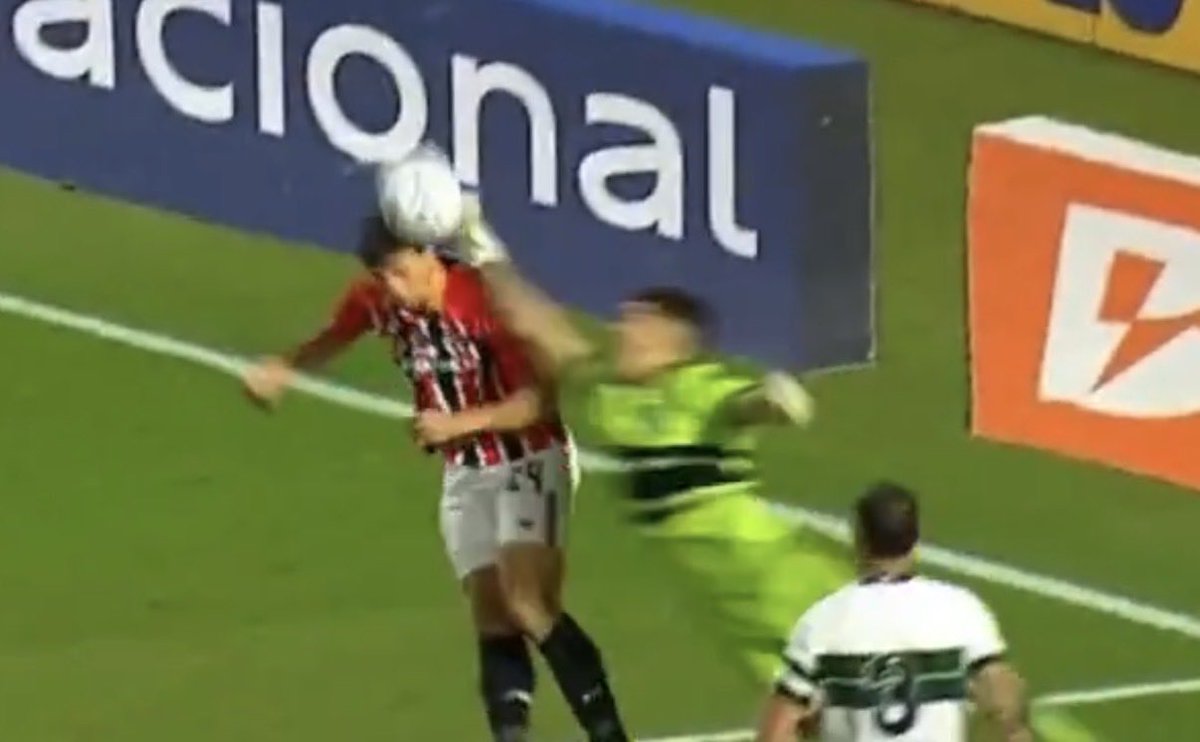 avilaandre's tweet photo. Não tem 48h de diferença de um lance pro outro. 

lance 1 - goleiro pega na bola e no jogador: pênalti 

Lance 2 -  não encosta na bola e vai só no pescoço do jogador: segue o jogo https://t.co/JSus5yT2Iw
