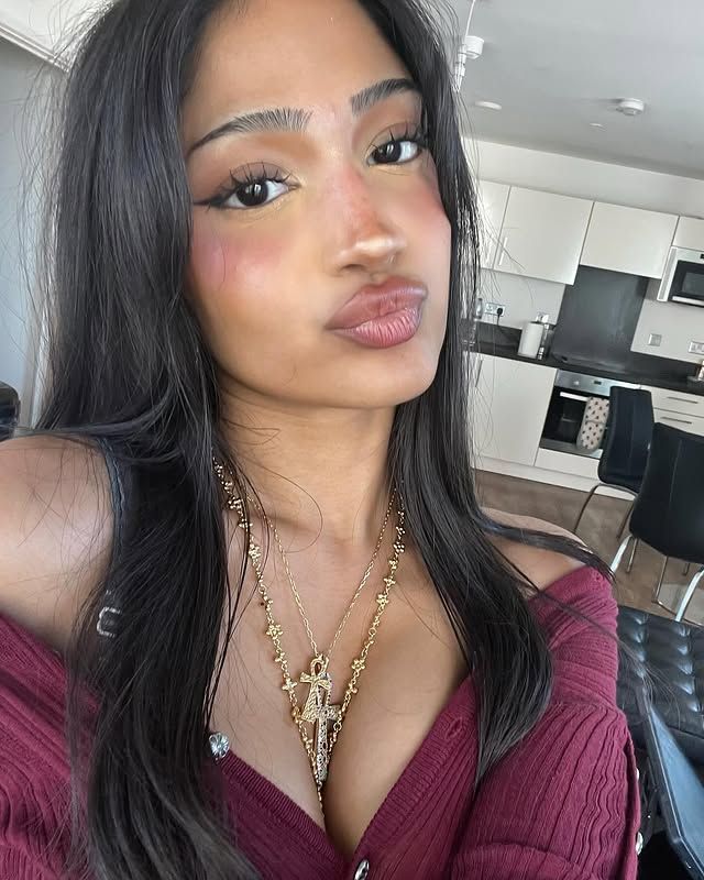 duck lips + bedroom eyes = instant brain melt. hand pussy moving already?? good boy. no cumming