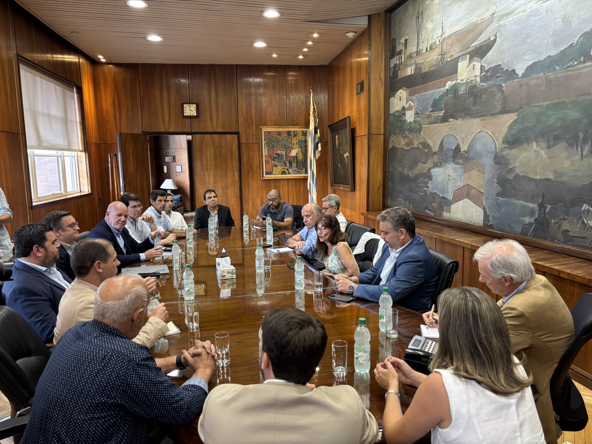 OliveraPdu's tweet photo. Paysandú no resiste que se sigan descapitalizando los procesos productivos.

Tras la reunión con el directorio de Ancap, reiteramos que no aceptamos medidas que debiliten nuestra planta ni que obliguen a familias a irse del departamento. https://t.co/ocpC6RASPV