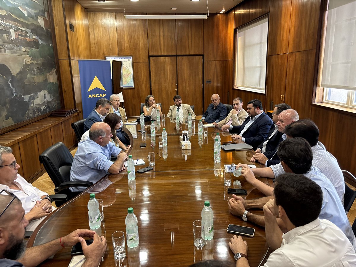 OliveraPdu's tweet photo. Paysandú no resiste que se sigan descapitalizando los procesos productivos.

Tras la reunión con el directorio de Ancap, reiteramos que no aceptamos medidas que debiliten nuestra planta ni que obliguen a familias a irse del departamento. https://t.co/ocpC6RASPV