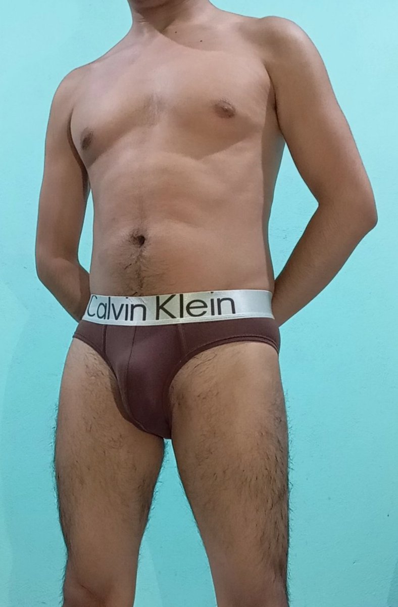fer_shark's tweet photo. Modelando trusa cafe, marca Calvin Klein https://t.co/N476RwoRfd