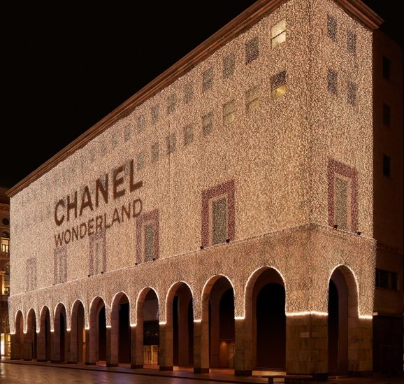 ที่ชิดลมรีโนเวตให้ฟาซาดเปลี่ยนสีได้ เพราะเป็นแพลนที่ CRC จะให้ห้างเป็น Media Company มองว่าตัวห้างเป็นสื่อ/เวทีที่แบรนด์มานำเสนอจุดเด่น บอกเรื่องราวความเป็นตัวเองในพทของห้าง Ex.โปรเจกต์ Brand Take Over ที่ LV Chanel ใช้กับห้างเครือเซ็นทรัล แล้วนี่ แบรนด์ "Tenlee" Take over เริ่ด!