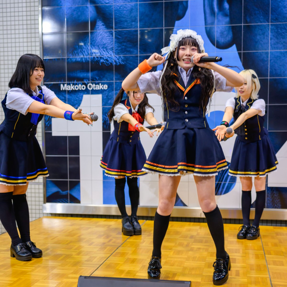 Pontam11's tweet photo. 26/2/25 #アイドル頂DASH @浜松町文化放送サテライト広場
SIR撮可曲 ”ゆくぜっ SIR2026”
そして元気な新人を優しくサポートする先輩たちを彷彿させる一場面も
#安井京香❤️
#島咲舞🖤
#高橋しよは💙
#相川仁奈🧡
#SIR777
#StageVideo #IdolStage https://t.co/Yaf5klz0Ch