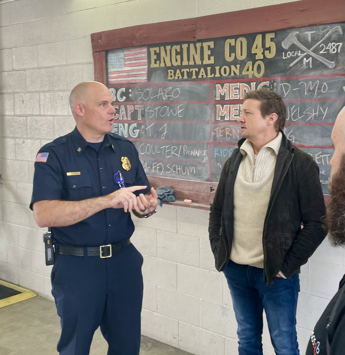 TMFPD's tweet image. Actor Jeremy Renner stopped by to spend some time with our #TMFR Firefighters. We were proud to give him a tour of Station 45 (Sun Valley) and share an update on our response systems and the work we’re doing to keep our community safe. 🔥🚒