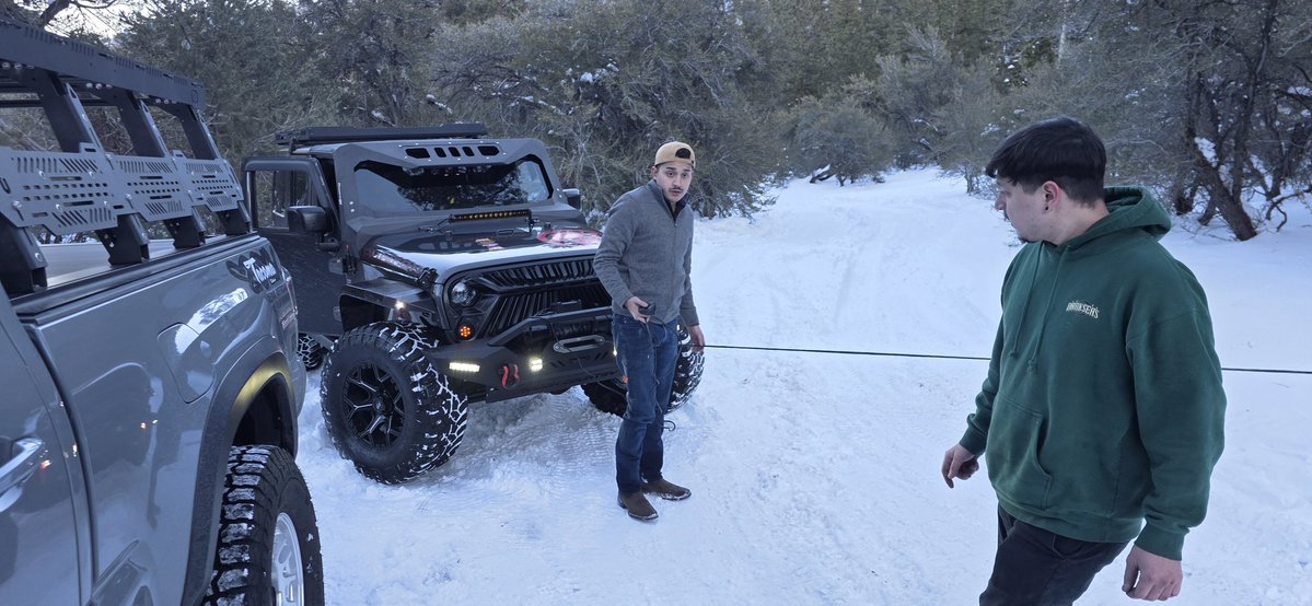 When getting stuck turns into a car meet lol.. I was one of the few who didn't get stuck in my bone stock cherokee