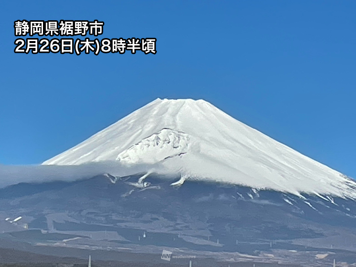 富士山が真っ白に＞ 富士山は久しぶりのまとまった降水で、この時期