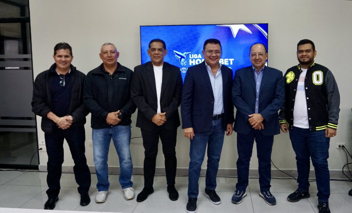 En reunión con algunos directivos de la Liga Nacional de Futbol Profesional.